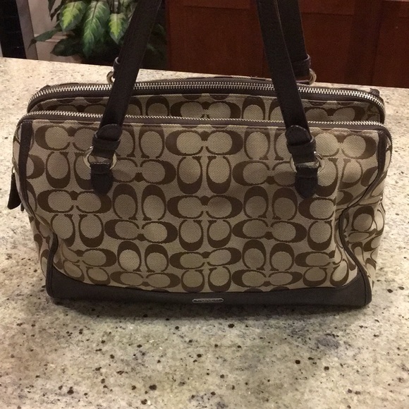 Coach Handbags - 🎉FLASH SALE🎉Large Coach Bag
